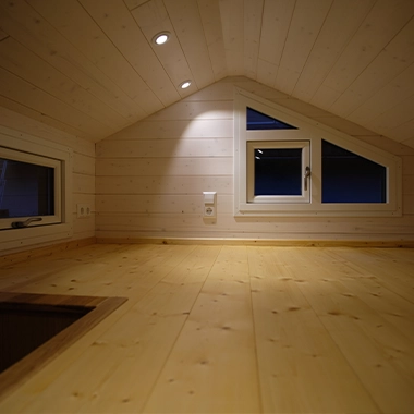 Kleinernomade-tinyhouse-modellmax72-380x380-3 Schlafgalerie im Tiny House mit Dachfenstern und Holzverkleidung.
