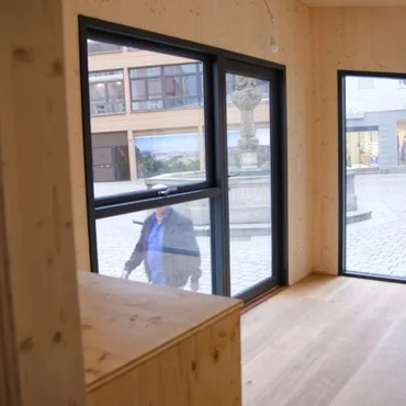 WiSi-kleiner-nomade (3) Individuelles blaues Tiny House mit Solarmodulen für eine Promotion in einer Messehalle.